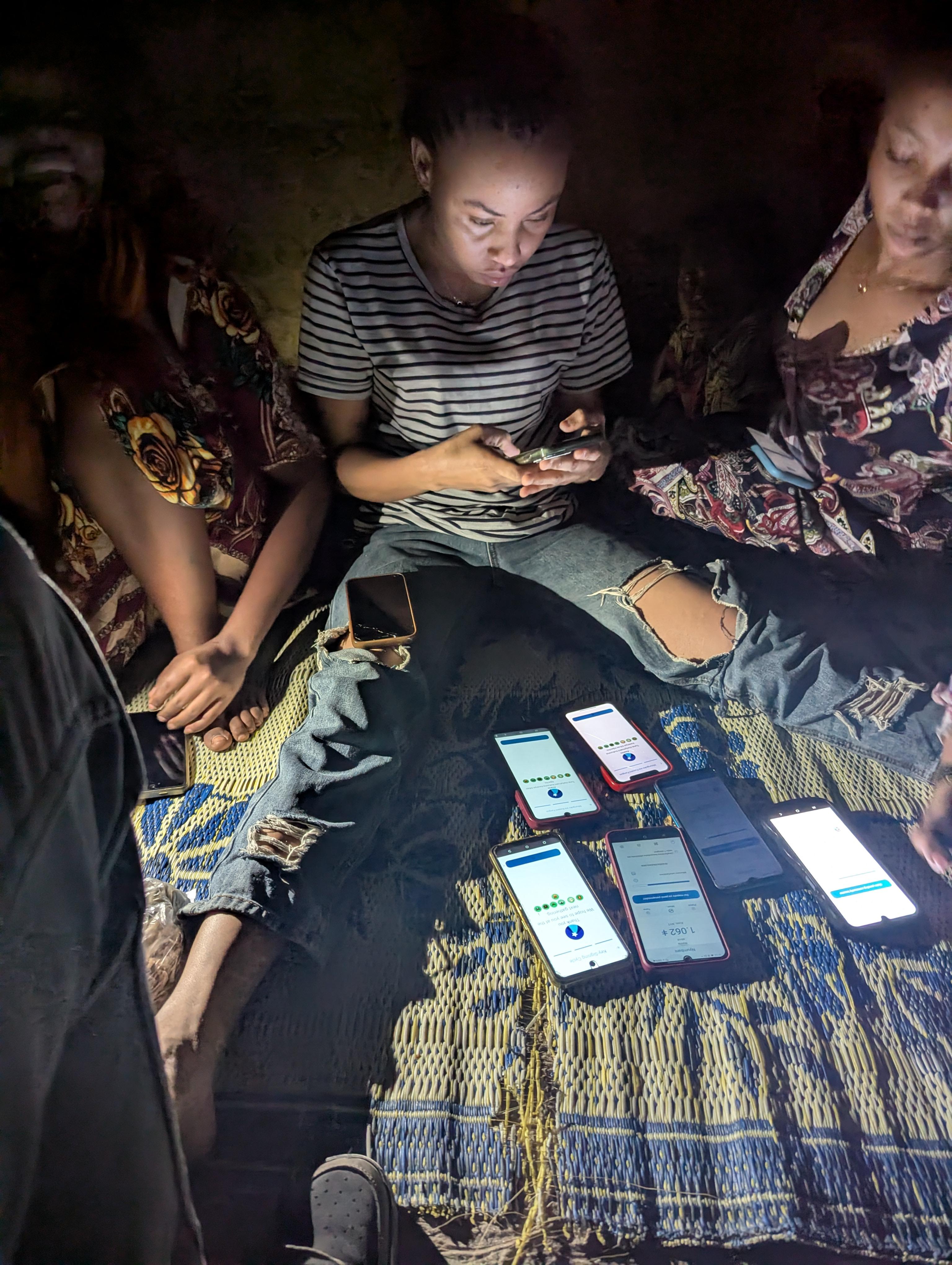Wanachama wakitumia app ya Washika kwenye simu